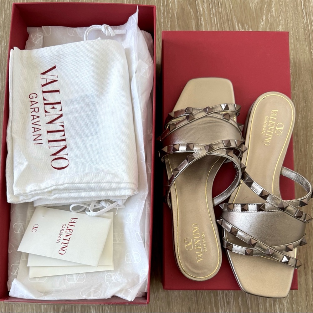 Valentino Garavani Rockstud sandals NIB brand new $920 retail